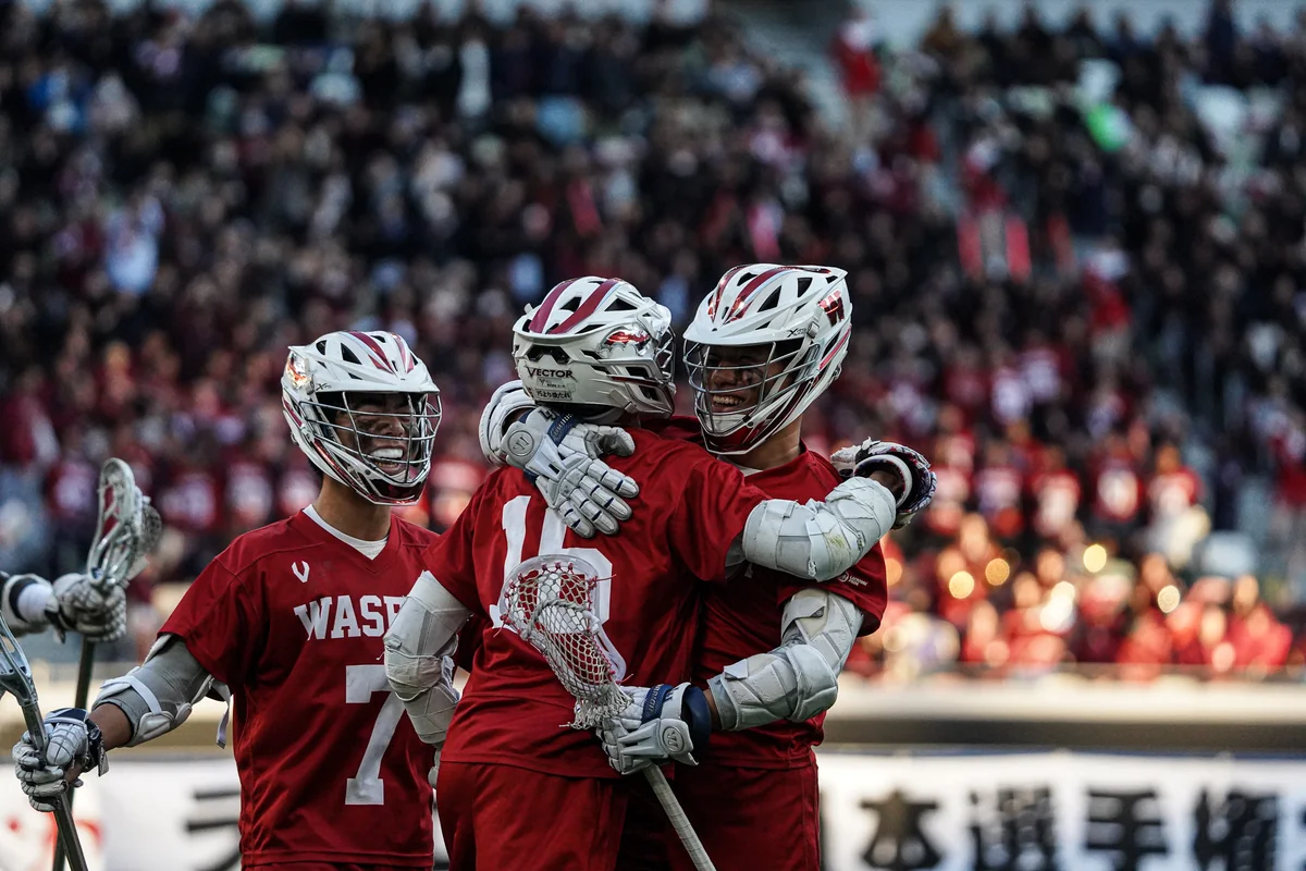 ラクロス 得点を喜び合う早稲田大学の選手たち